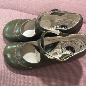 Fluevog Operettas- gorgeous green with minor wear.
